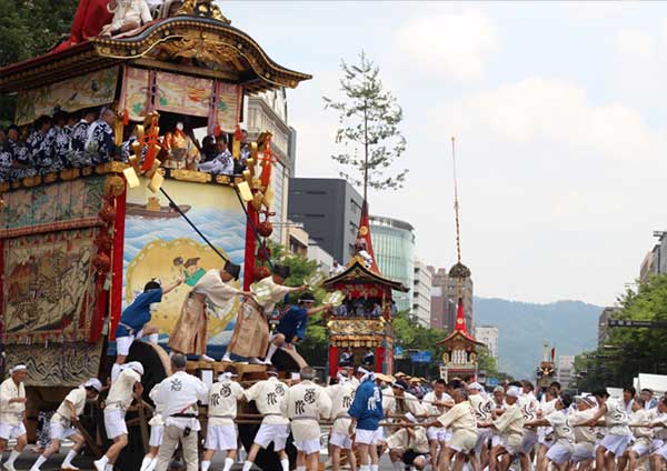 กิออน-มัตสึริ (Gion Matsuri) หรือ เทศกาลใหญ่ของศาลเจ้ายาซะกะ
