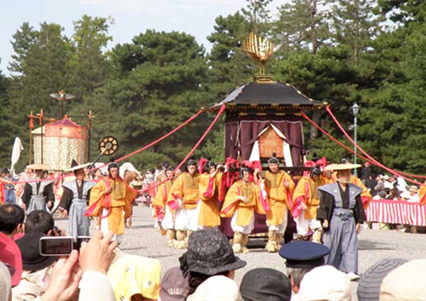 จิได-มัตสึริ (Jidai Matsuri) หรือ เทศกาลย้อนยุคของศาลเจ้าเฮอัน