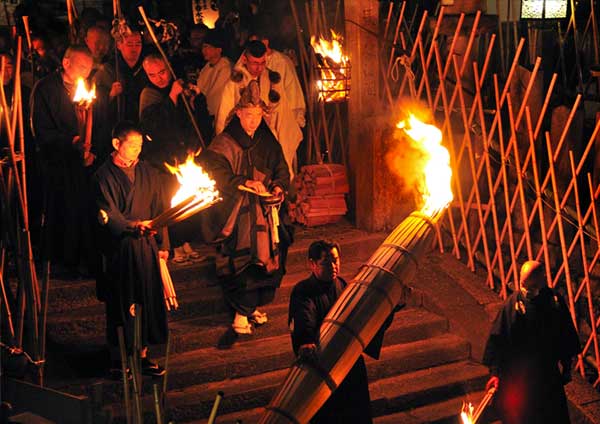 เทศกาลโอะมิสึโทะริ (Omizutori) หรือเทศกาลคบไฟ